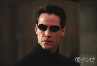 基努里维斯变邋遢大叔满面胡须现身机场