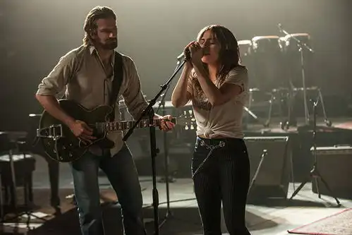 布莱德利库珀一个明星的诞生惊艳开嗓