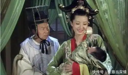 吕布一声令下,霹雳车展开了对于营寨的进攻,一块块巨石腾空而起