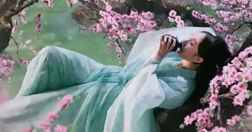 史上最尴尬的穿帮镜头,大妈演鬼子也就算了,看到周冬雨手在干啥
