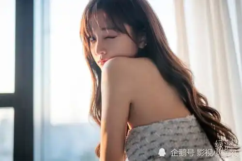 吴宣仪杀青剧照遭吐槽烤瓷牙显眼还双目无神倒也不用拿放大镜看那么认真