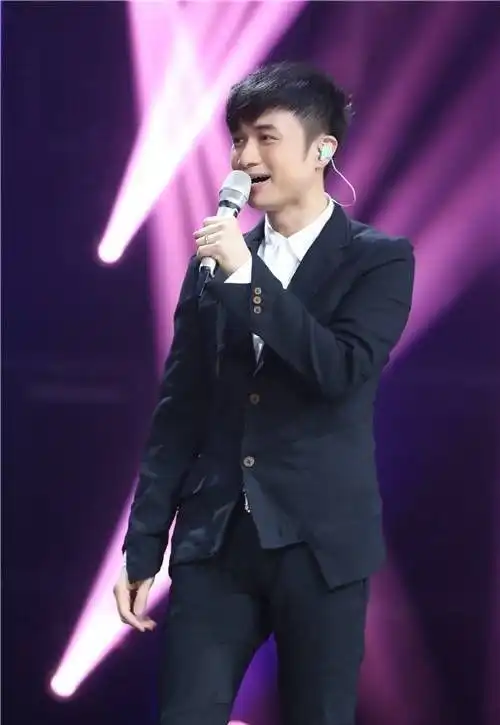 王祖贤多年前剧照被爆,谁想旁边的小记者却成了大明星