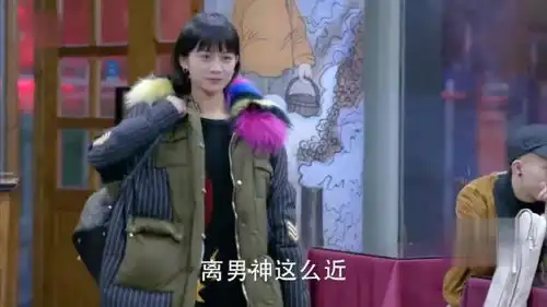 谈判官恬恬见到校草后小鹿乱撞,两人聊得都是黄子韬,恬恬心事重重