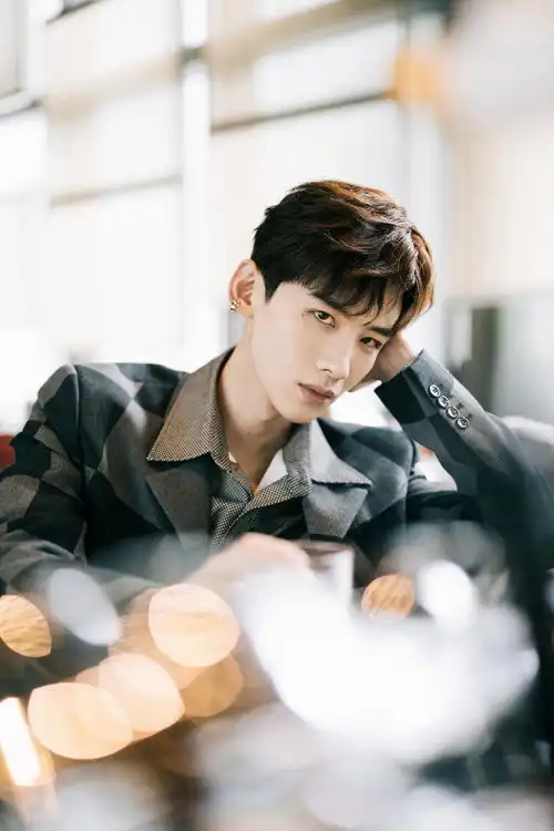 白敬亭繁花剧组同框白敬亭马伊琍辛芷蕾佟晨洁和黄觉等繁花剧组齐聚w盛典