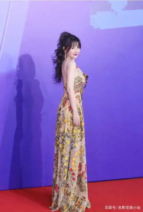 柳岩穿鱼鳞裙正面惊艳,可是在她转身那刻,网友替她上火