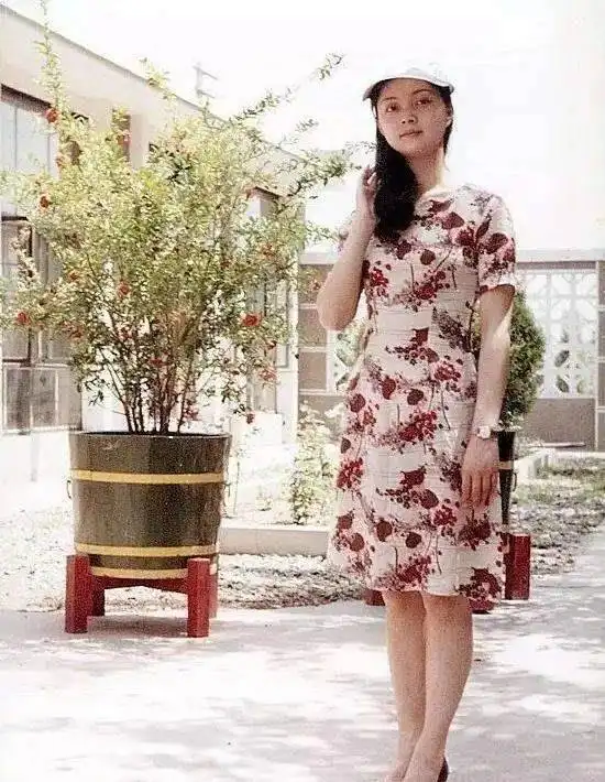欧阳奋强说,当年她太美,很多人都暗恋她,这些照片是最好的证明