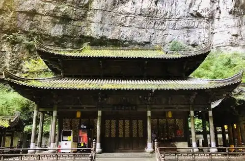 重庆黔江城在峡谷上,峡在城中央
