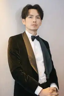 钟汉良亮相上海电影节西装杀魅力十足
