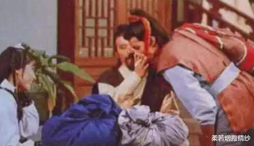 无法重拍的瞬间抽烟的郭靖,吸烟的宁采臣,穿军大衣的曹操,看电视的林冲
