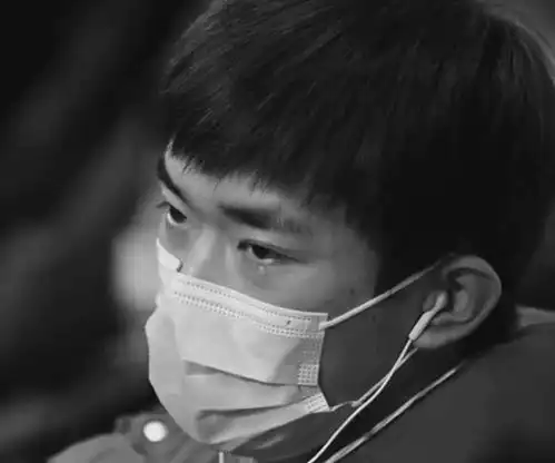 中国医生官宣剧照,易烊千玺首演医生,目光有神满眼都是戏
