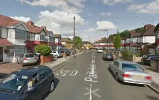 卡梅伦走访移民蜗居点表震惊高清组图