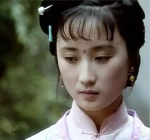 27岁出演红楼梦走红,与剧组演员生情,裸婚至今恩爱33年