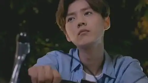 甜蜜爆击鹿晗的觉悟半夜找关晓彤表白,给她买草莓冰激凌
