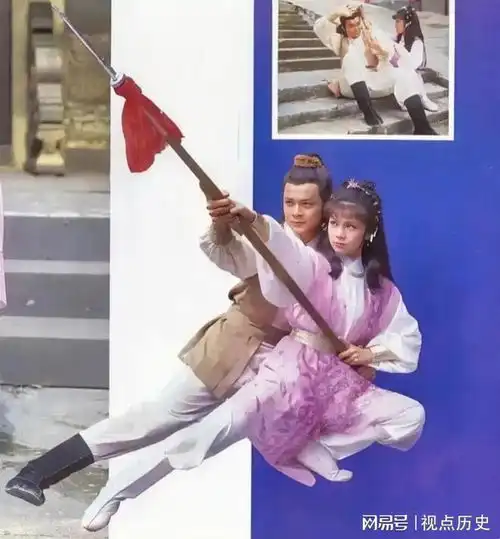 1983年,电视连续剧射雕英雄传中的剧照,姿势奇特