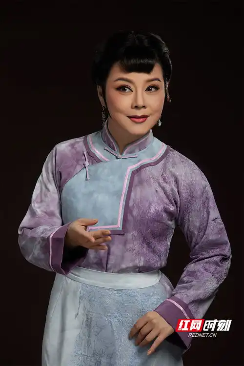 湖南戏剧一举摘得两朵白玉兰张璇黄涓涓手捧大奖归
