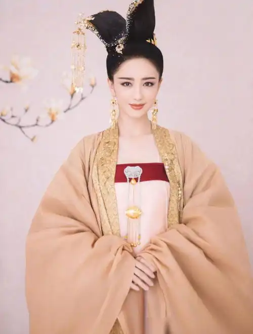 佟丽娅新照着重秀出香肩美腿,身材纤细像条线
