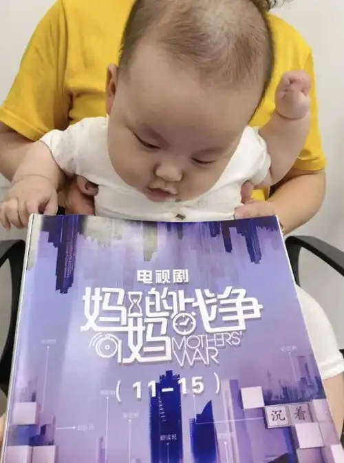 张雨绮拍急诊戏份,素颜出镜面容憔悴,超会哄宝宝贴心照顾小演员
