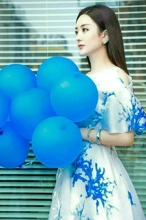 赵丽颖路透照瘦到认不出,新剧演技遭质疑,生娃后复出拍戏更拼命
