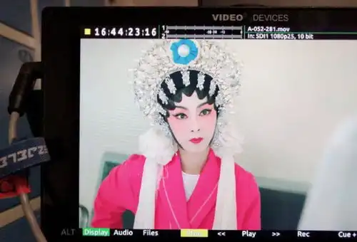 65岁米雪晒京剧造型超惊艳,与84岁谢贤同框越活越年轻
