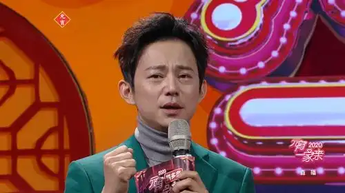 礼物的错何炅难堪粉丝为难明星陷危机,胡歌的做法让人敬佩