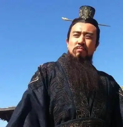 一荒地庄稼死活长不好,考古专家一研究,竟发掘出秦始皇祖先的墓
