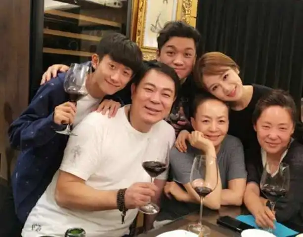 表情他是家有儿女的小雨,发布最新写真,却被吐槽油腻大叔表情
