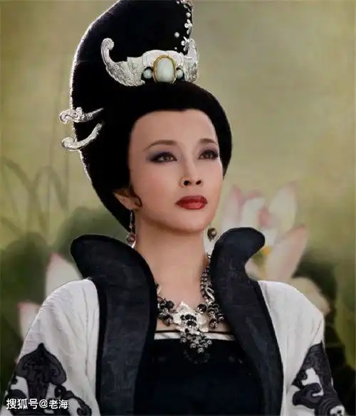 65岁赵雅芝驾驭粉裙游刃有余,不老女神活出仙气惹人羡
