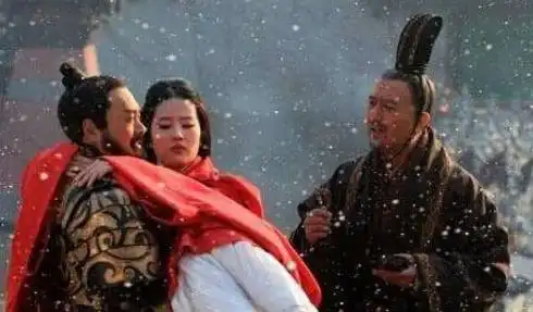 面对关羽讨要的女人,曹操嘴上答应,转身就把她占为己有
