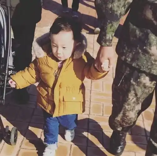 给我一张斗俊军装照,我能脑补出一部太阳的后裔