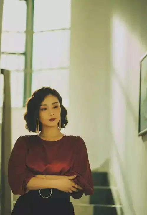 狂飙大嫂高叶童年照流出,眼神霸气,与大嫂反差太大了