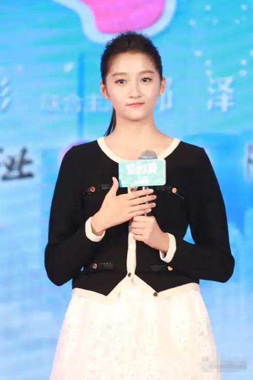 高颜值一二三线明星经典黑白裙网友们怦然心动
