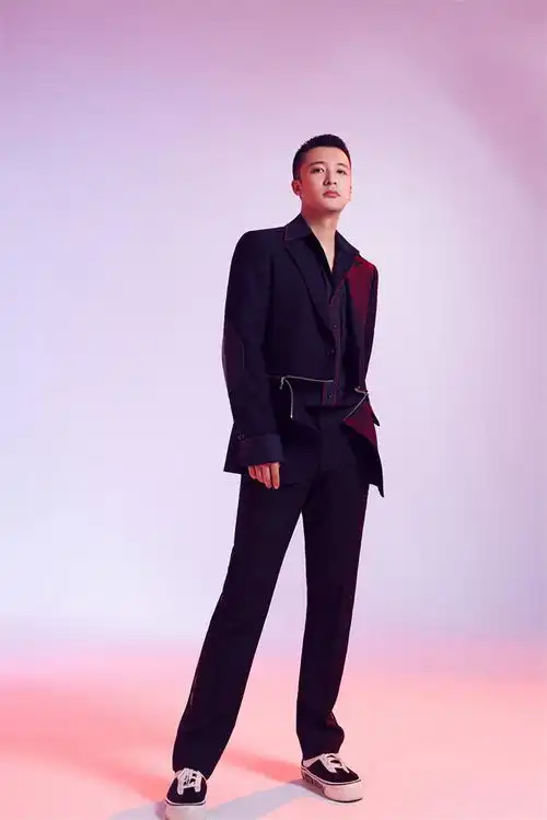 里翌锴担任欧豪新剧胆小鬼造型指导,改编自小说生吞
