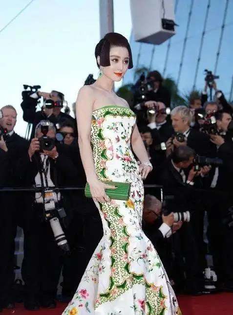 同样是蹭红毯,范冰冰红成国际范,有的让人捧腹大笑,林心如被网友嫌弃
