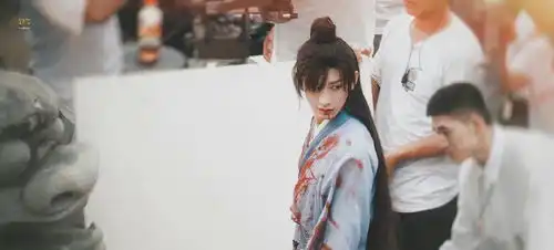 沉香如屑花絮成毅腰间葫芦太显眼,身上血渍呈条状
