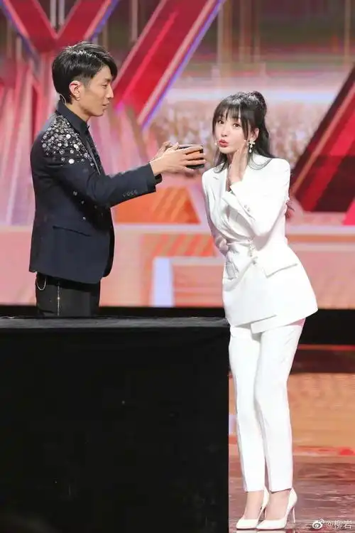 直通春晚柳岩白色西装简约