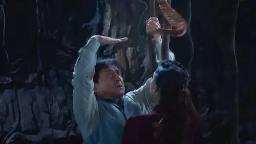 成龙戏耍恶势力悬挂半空斗蛇救人
