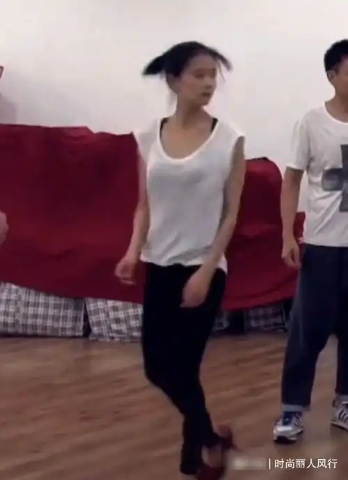 高圆圆与刘德华跳舞照曝光高圆圆穿烂大街背心超美,这颜值绝杀
