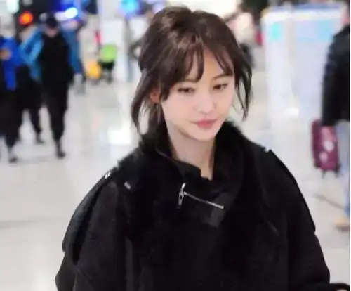 国民女神郑爽机场照片在网上火了,格子衬衫被当成裤子穿