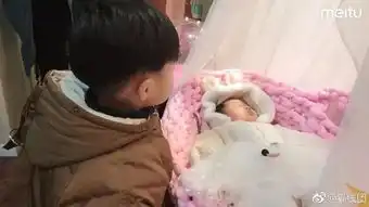 人民日报和3000万网友点赞,90后孕妈产后抑郁给街旁栏杆织毛衣