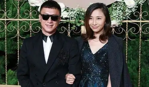 孙红雷晒小15岁娇妻,为其下跪的丁嘉丽被遗忘影帝不简单
