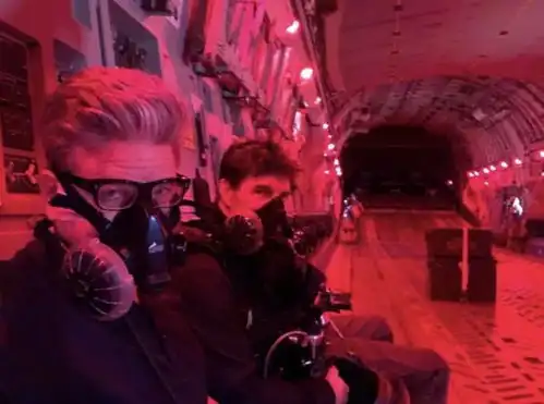 碟中谍6发机舱片场照暗示影片火爆场面