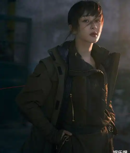 杨紫时尚大片花絮曝光,比一秒破功,更让人惊讶的是一秒入戏