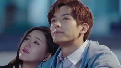 叶抒微送耳朵戒指动听夫妇深情相拥情话说不完
