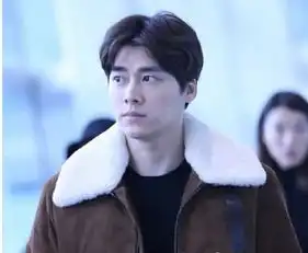 李易峰机场近照发福明显被网友认成杜海涛
