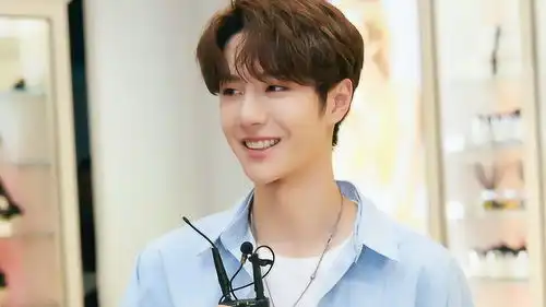 王一博就是个和蔼可亲的导师,笑容可掬尽显温和之气,令人很心动
