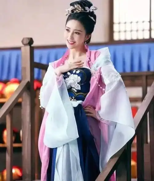 佟丽娅与闫妮并列成佟掌柜
