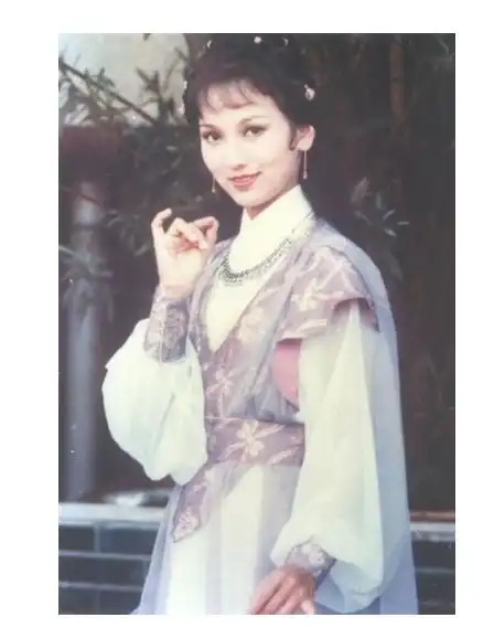 64岁赵雅芝坐姿绝了,这双腿简直太吓人了,网友羡慕黄锦燊