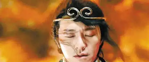 2003年,周星驰筹拍功夫给金庸送版权费,金庸送他五个字
