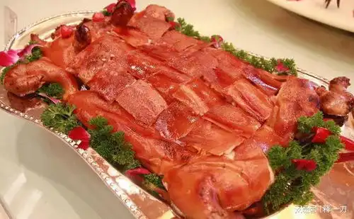 西虹市首富里的弟王蟹烤乳猪,是道具还是美食,演员吃到撑
