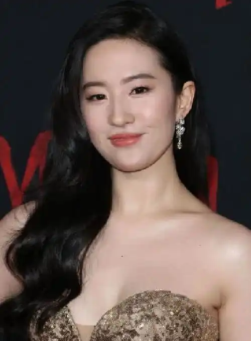 花木兰首映,56岁李连杰携女强势出席,傲人身材深得利智遗传